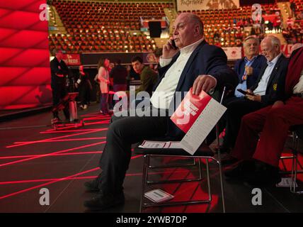 Uli HOENESS (ehemaliger FCB-Präsident), Ehrenpräsident, bei der Jahreshauptversammlung des FC BAYERN MÜNCHEN im BMW Park München, 8. Dezember 2024, Saison 2024/2025, Fotograf: Peter Schatz Stockfoto