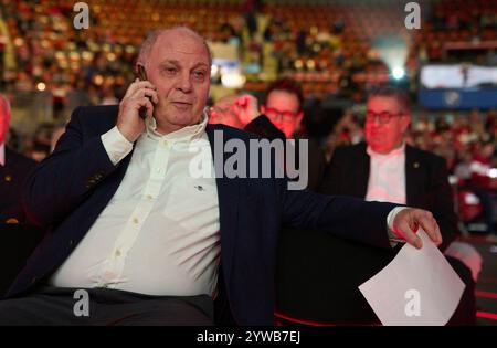 Uli HOENESS (ehemaliger FCB-Präsident), Ehrenpräsident, bei der Jahreshauptversammlung des FC BAYERN MÜNCHEN im BMW Park München, 8. Dezember 2024, Saison 2024/2025, Fotograf: Peter Schatz Stockfoto