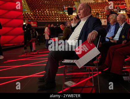 Uli HOENESS (ehemaliger FCB-Präsident), Ehrenpräsident, bei der Jahreshauptversammlung des FC BAYERN MÜNCHEN im BMW Park München, 8. Dezember 2024, Saison 2024/2025, Fotograf: Peter Schatz Stockfoto