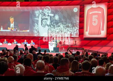 Herbert HAINER, FCB-Präsident und Ex-CEO Adidas, würdigt die Leistungen von Franz Beckenbauer und verspricht, dass das Trikot mit der Nummer 5 bei der Jahreshauptversammlung des FC BAYERN MÜNCHEN im BMW Park München, 8. Dezember 2024, Saison 2024/2025, nicht mehr verschenkt wird, Fotograf: Peter Schatz Stockfoto