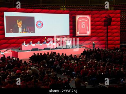 Herbert HAINER, FCB-Präsident und Ex-CEO Adidas, würdigt die Leistungen von Franz Beckenbauer und verspricht, dass das Trikot mit der Nummer 5 bei der Jahreshauptversammlung des FC BAYERN MÜNCHEN im BMW Park München, 8. Dezember 2024, Saison 2024/2025, nicht mehr verschenkt wird, Fotograf: Peter Schatz Stockfoto