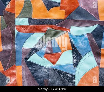 Oberfläche aus mehrfarbigem Lederpatchwork Nahaufnahme Stockfoto