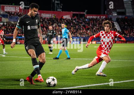 Girona, Frankreich, Spanien. Dezember 2024. Luis DIAZ aus Liverpool und Bryan GIL aus Girona während des Spiels der UEFA Champions League, League Phase MD6 zwischen Girona FC und FC Liverpool im Montilivi Stadium am 10. Dezember 2024 in Girona, Spanien. (Kreditbild: © Matthieu Mirville/ZUMA Press Wire) NUR REDAKTIONELLE VERWENDUNG! Nicht für kommerzielle ZWECKE! Stockfoto