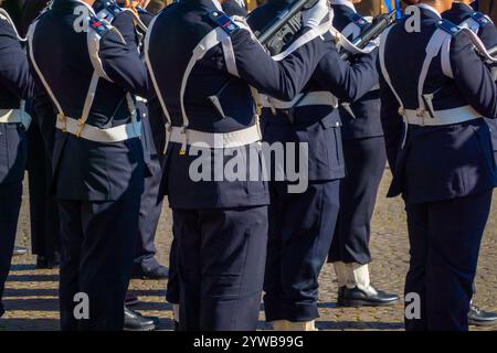 Italienische Armeesoldaten in Uniform stehen in Formation für ein zeremonielles Ereignis im Freien. Stockfoto