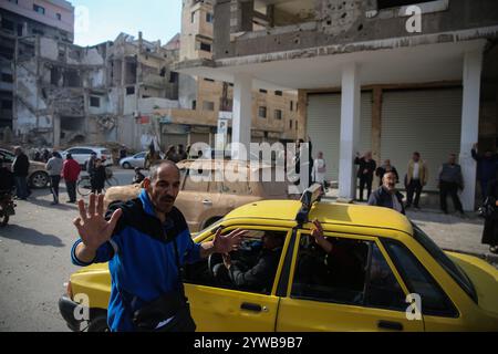 Homs, Syrien. Dezember 2024. Straßen in der Landschaft von Homs nach dem Fall der syrischen Stadt zur Rebellion der Oppositionskräfte. Die islamische Gruppe von Hayat Tahrir al-Sham und alliierte syrische Oppositionsgruppen erklärten am Samstag Nachmittag des 7. Dezember ihre Eroberung von Homs, der drittgrößten Stadt Syriens. Die Rebellengruppen begannen ihre militärische Kampagne am 27. November aus dem Norden Syriens und eroberten schnell strategische Gebiete von den syrischen Regierungstruppen Stockfoto