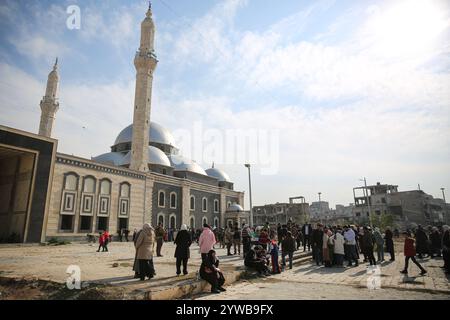 Homs, Syrien. Dezember 2024. Zuschauer vor der Khalid ibn al-Walid-Moschee in Homs nach dem Fall der syrischen Stadt, um die Oppositionstruppen zu rebellieren. Die islamische Gruppe von Hayat Tahrir al-Sham und alliierte syrische Oppositionsgruppen erklärten am Samstag Nachmittag des 7. Dezember ihre Eroberung von Homs, der drittgrößten syrischen Stadt. Die Rebellengruppen begannen ihre militärische Kampagne am 27. November aus dem Norden Syriens und eroberten schnell strategische Gebiete von den syrischen Regierungstruppen Stockfoto