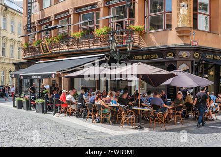 Sidewalk Restaurant im Haus der Schwarzen Madonna, Prag, Tschechien. Stockfoto