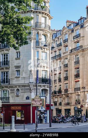 Paris, Frankreich - 15. Juli 2021: Fassaden von Pariser Haussmannischen Gebäuden im 7. Arrondissement Stockfoto