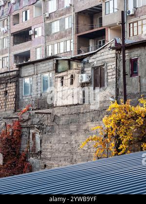 Fassade eines alten Apartmenthauses in Jerewan an sonniger Herbstdämmerung Stockfoto