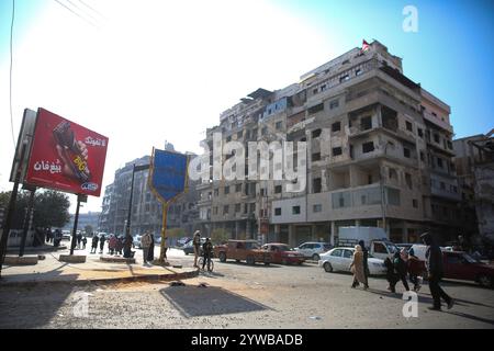 Homs, Syrien. Dezember 2024. Straßen in der Landschaft von Homs nach dem Fall der syrischen Stadt zur Rebellion der Oppositionskräfte. Die islamische Gruppe von Hayat Tahrir al-Sham und alliierte syrische Oppositionsgruppen erklärten am Samstag Nachmittag des 7. Dezember ihre Eroberung von Homs, der drittgrößten Stadt Syriens. Die Rebellengruppen begannen ihre militärische Kampagne am 27. November aus dem Norden Syriens und eroberten schnell strategische Gebiete von den syrischen Regierungstruppen Stockfoto