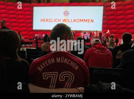 München, Deutschland. Dezember 2024. FCB Fans auf der Jahreshauptversammlung des FC BAYERN München im BMW Park München, 8. Dezember 2024, Saison 2024/2025, Fotograf: ddp Images/STAR-Images Credit: ddp Media GmbH/Alamy Live News Stockfoto