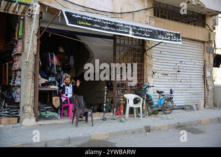 Homs, Syrien. Dezember 2024. Ein Geschäft in Homs nach dem Fall der syrischen Stadt, um die Oppositionstruppen zu rebellieren. Die islamische Gruppe von Hayat Tahrir al-Sham und alliierte syrische Oppositionsgruppen erklärten am Samstag Nachmittag des 7. Dezember ihre Eroberung von Homs, der drittgrößten Stadt Syriens. Die Rebellengruppe begann ihre militärische Kampagne am 27. November aus dem Norden Syriens und eroberte schnell strategische Gebiete von den syrischen Regierungstruppen Stockfoto