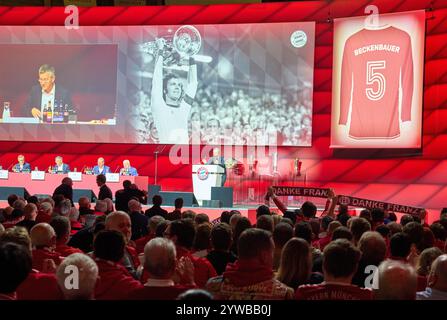 München, Deutschland. Dezember 2024. Herbert HAINER, FCB-Präsident und Ex-CEO Adidas, würdigt die Leistungen von Franz Beckenbauer und verspricht, dass das Trikot mit der Nummer 5 bei der Jahreshauptversammlung des FC BAYERN München im BMW Park München, 8. Dezember 2024, Saison 2024/2025, nicht mehr verschenkt wird, Fotograf: ddp Images/STAR-Images Credit: ddp Media GmbH/Alamy Live News Stockfoto