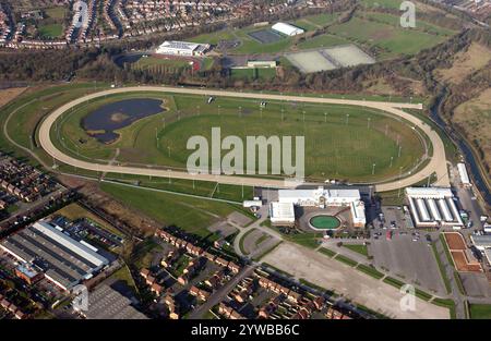 Luftaufnahme der Rennbahn Dunstall Park in der City of Wolverhampton, West Midlands, England, Großbritannien Stockfoto