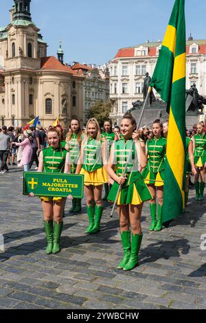 Junge kroatische Frauen auf dem Prager Altstädter Ring für ein Kulturfest. Prag, Tschechien, Tschechische Republik. Stockfoto