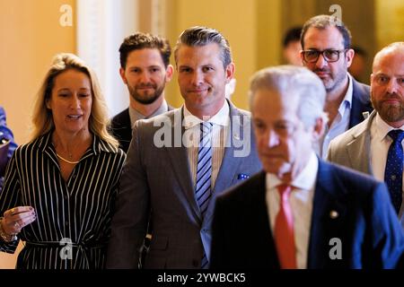 Washington, Usa. Dezember 2024. Pete Hegseth, der designierte Präsident Donald Trumps Kandidat für die Verteidigungsministerin, wird zusammen mit seiner Frau Jennifer Rauchet am Dienstag, den 10. Dezember 2024, im Kapitolgebäude gesehen. (Foto: Aaron Schwartz/SIPA USA) Credit: SIPA USA/Alamy Live News Stockfoto