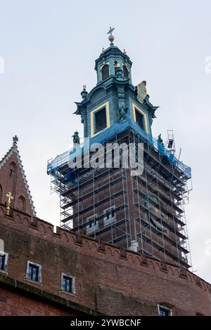 Krakau, Polen. 8. Dezember 2024: Gerüste auf dem Uhrturm der Wawel-Kathedrale in Krakau Stockfoto