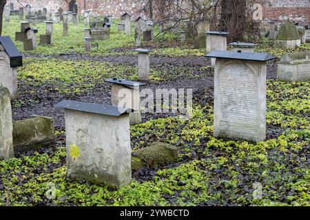 Krakau, Polen. 8. Dezember 2024: Grabsteine auf dem Alten Jüdischen Friedhof in Kazimierz, Krakau Stockfoto