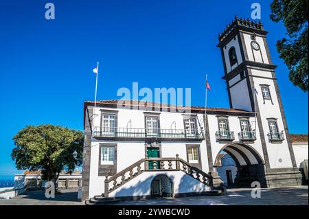 Blick über den Hauptplatz in Richtung Rathaus in Ribeira Grande auf die Insel San Miguel auf den Azoren im Sommer Stockfoto