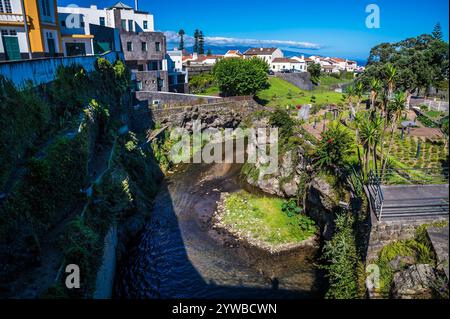 Blick auf den Fluss in Ribeira Grande auf die Insel San Miguel auf den Azoren im Sommer Stockfoto