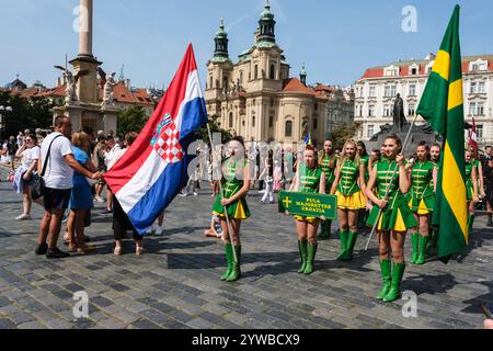 Junge kroatische Frauen auf dem Prager Altstädter Ring für ein Kulturfest. Prag, Tschechien, Tschechische Republik. Stockfoto