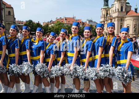 Junge kroatische Frauen aus Cakovec auf dem Prager Altstädter Ring für ein Kulturfest. Prag, Tschechien, Tschechische Republik. Stockfoto