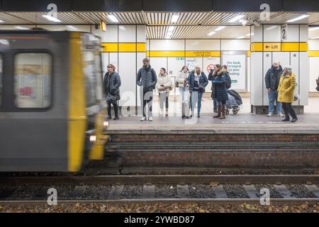 Passagiere, die auf einen Tyneside Metro-Zug am Bahnhof Heworth, Gateshead, England, Großbritannien warten Stockfoto