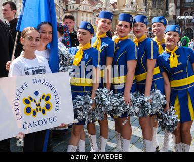 Junge kroatische Frauen aus Cakovec auf dem Prager Altstädter Ring für ein Kulturfest. Prag, Tschechien, Tschechische Republik. Stockfoto