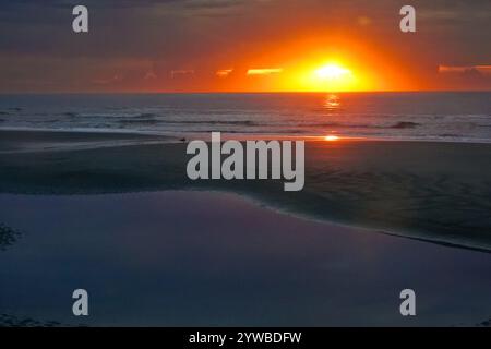 Isle Of Palms, Usa. Dezember 2024. Sonnenaufgang über dem Atlantik am Front Beach, 10. Dezember 2024 in Isle of Palms, South Carolina. Das warme und feuchte Wetter weicht später in der Woche einer kalten Front. Quelle: Richard Ellis/Richard Ellis/Alamy Live News Stockfoto