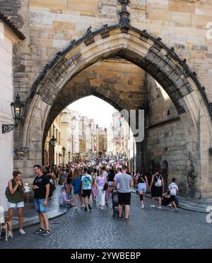 Touristen, die unter der Kleinstadt (Mala Strana) Karlsbrückenturm laufen, Prag, Tschechien, Tschechien. Stockfoto