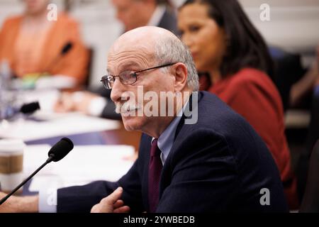 Washington, Usa. Dezember 2024. Phil Mendelson, Vorsitzender des District of Columbia City Council, sagt vor einer Anhörung des House Appropriation Committee zum Haushaltsplan 2025 im Rayburn House Office Building aus, am Dienstag, den 10. Dezember 2024. (Foto: Aaron Schwartz/SIPA USA) Credit: SIPA USA/Alamy Live News Stockfoto