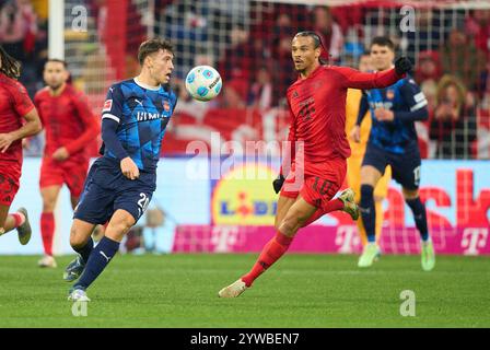 Leroy SANE, FCB 10 wetteifern um den Ball, Tackling, Duell, Header, zweikampf, Action, Kampf gegen Luca Kerber, HDH 20 im Spiel FC BAYERN MÜNCHEN - 1.FC HEIDENHEIM 4-2 am 7. Dezember 2024 in München. Saison 2024/2025, 1.Bundesliga, FCB, München, Spieltag 13, 13.Spieltag Fotograf: ddp Images/STAR-Images - DFL-VORSCHRIFTEN VERBIETEN JEDE VERWENDUNG VON FOTOS als BILDSEQUENZEN und/oder QUASI-VIDEO - Credit: ddp Media GmbH/Alamy Live News Stockfoto