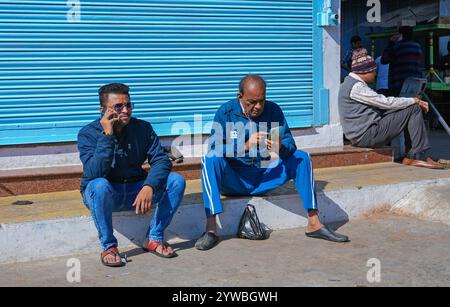 Beawar, Rajasthan, Indien, 10. Dezember 2024: Während eines kalten Wintertages in Beawar sitzt man unter dem Sonnenlicht, um Wärme zu genießen. Quelle: Sumit Saraswat / Alamy Live News Stockfoto