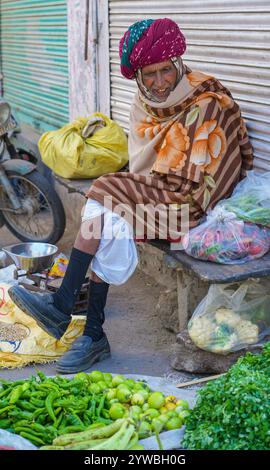 Beawar, Rajasthan, Indien, 10. Dezember 2024: Ein alter Mann, der an einem kalten Wintertag in Beawar mit warmen Kleidern bedeckt war. Quelle: Sumit Saraswat / Alamy Live News Stockfoto