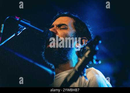 Malmö, Schweden. November 2024. Die griechische Stoner-Rockband 1000mods gibt ein Live-Konzert im Plan B in Malmö. Hier ist Sänger und Bassist Dani G live auf der Bühne zu sehen. Stockfoto