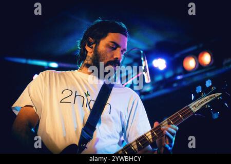 Malmö, Schweden. November 2024. Die griechische Stoner-Rockband 1000mods gibt ein Live-Konzert im Plan B in Malmö. Hier ist Sänger und Bassist Dani G live auf der Bühne zu sehen. Stockfoto