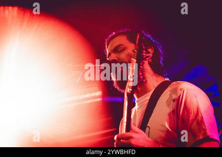 Malmö, Schweden. November 2024. Die griechische Stoner-Rockband 1000mods gibt ein Live-Konzert im Plan B in Malmö. Hier ist Sänger und Bassist Dani G live auf der Bühne zu sehen. Stockfoto