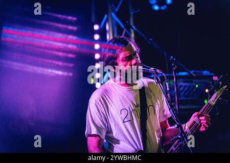 Malmö, Schweden. November 2024. Die griechische Stoner-Rockband 1000mods gibt ein Live-Konzert im Plan B in Malmö. Hier ist Sänger und Bassist Dani G live auf der Bühne zu sehen. Stockfoto