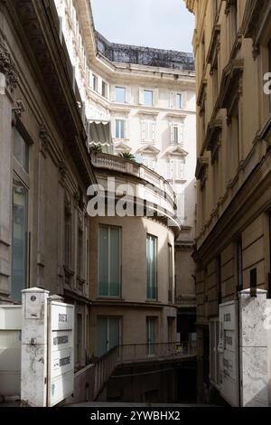 Ruhige römische Architektur im sanften Märzlicht – eine ruhige Ecke der Ewigen Stadt. Stockfoto