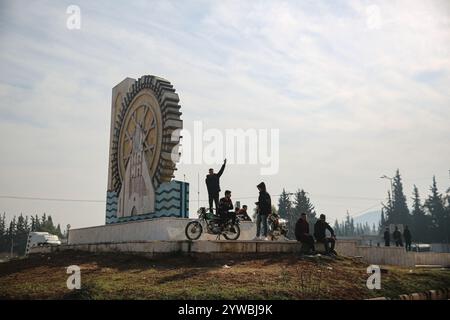 8. Dezember 2024: Hama, Syrien. Dezember 2024. Syrer an einem Denkmal in der Nähe von Hama nach der Eroberung der Städte Hama und Homs durch Rebellenoppositionstruppen. Die islamische Gruppe von Hayat Tahrir al-Sham zusammen mit alliierten syrischen Oppositionsgruppen ist auf dem Weg nach Damaskus als Teil einer Überraschungsoffensive, die am 27. November aus dem Norden Syriens gestartet wurde, während der sie strategische Gebiete von den syrischen Regierungstruppen eroberten (Credit Image: © Juma Mohammad/IMAGESLIVE via ZUMA Press Wire). Nicht für kommerzielle ZWECKE! Stockfoto