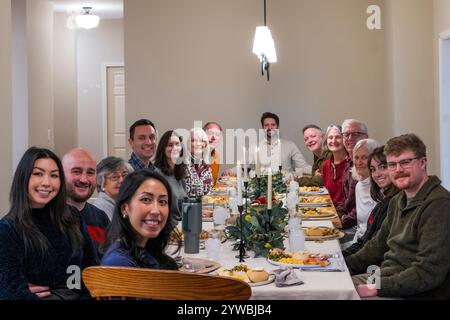 Gruppenporträt einer großen Familie, die am Thanksgiving Day Esstisch sitzt Stockfoto