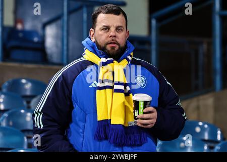 Leeds, Großbritannien. Dezember 2024. Leeds-Fan nimmt seinen Platz während des Sky Bet Championship Matches Leeds United gegen Middlesbrough in der Elland Road, Leeds, Großbritannien, am 10. Dezember 2024 (Foto: Mark Cosgrove/News Images) in Leeds, Großbritannien, am 10. Dezember 2024 ein. (Foto: Mark Cosgrove/News Images/SIPA USA) Credit: SIPA USA/Alamy Live News Stockfoto