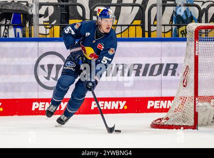 Emil Johansson (EHC Red Bull Muenchen, #57). GER, EHC Red Bull Muenchen vs. Straubing Tigers, Eishockey, DEL, 27. Spieltag, Saison 2024/2025, 10.12.2024. Foto: Eibner-Pressefoto/Heike Feiner Stockfoto