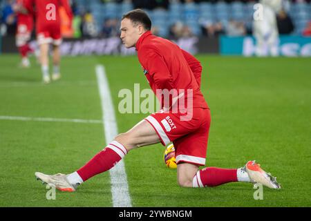 George Edmundson, Middlesbrough, wärmt sich vor dem Sky Bet Championship-Spiel zwischen Leeds United und Middlesbrough in der Elland Road, Leeds, am Dienstag, den 10. Dezember 2024 auf. (Foto: Trevor Wilkinson | MI News) Credit: MI News & Sport /Alamy Live News Stockfoto