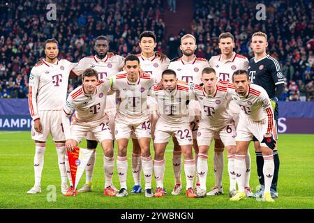 GELSENKIRCHEN, DEUTSCHLAND - 10. DEZEMBER: Teamphoto des FC Bayern München mit Daniel Peretz vom FC Bayern München, Dayot Upamecano vom FC Bayern München, Minjae Kim vom FC Bayern München, Joshua Kimmich vom FC Bayern München, Leon Goretzka vom FC Bayern München, Leroy Sane vom FC Bayern München, Michael Olise vom FC Bayern München, Raphael Guerreiro vom FC Bayern München, Thomas Muller vom FC Bayern München, FC München, FC München, FC Bayern München Konrad Laimer vom FC Bayern München und Jamal Musiala vom FC Bayern München während des Spiels der UEFA Champions League 2024/25 Phase MD6 zwischen dem FC Shakhtar Donetsk und dem FC Bayern München in der Arena aufs Stockfoto