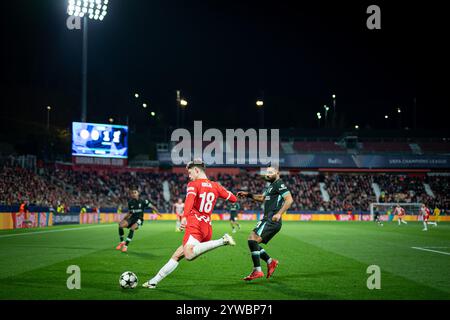 Girona, Spanien. Dezember 2024. Ladislav Krejci (Girona FC) kontrolliert den Ball bei einem Spiel der UEFA Champions League zwischen Girona FC und Liverpool FC am 10. Dezember 2024 im Estadi Municipal de Montilivi in Girona, Spanien. Foto von Felipe Mondino Credit: Unabhängige Fotoagentur/Alamy Live News Stockfoto