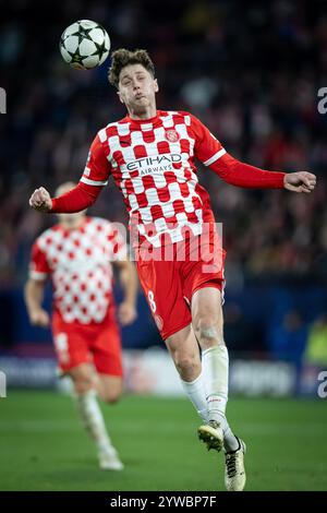 Girona, Spanien. Dezember 2024. Ladislav Krejci (Girona FC) kontrolliert den Ball bei einem Spiel der UEFA Champions League zwischen Girona FC und Liverpool FC am 10. Dezember 2024 im Estadi Municipal de Montilivi in Girona, Spanien. Foto von Felipe Mondino Credit: Unabhängige Fotoagentur/Alamy Live News Stockfoto