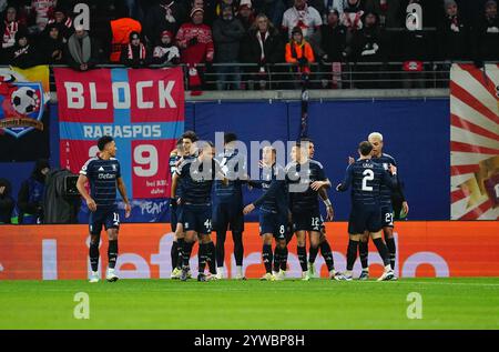 John McGinn von Aston Villa feiert das erste Tor des Teams während des 6. Champions-League-Spiels zwischen RB Leipzig und Aston Villa in der Red Bull Arena am 10. Dezember 2024. Stockfoto