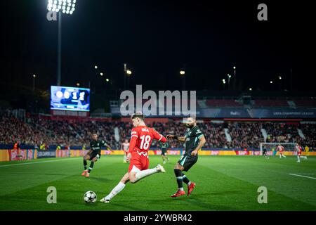 Girona, Spanien. Dezember 2024. Ladislav Krejci (Girona FC) kontrolliert den Ball bei einem Spiel der UEFA Champions League zwischen Girona FC und Liverpool FC am 10. Dezember 2024 im Estadi Municipal de Montilivi in Girona, Spanien. Foto: Felipe Mondino/SIPA USA Credit: SIPA USA/Alamy Live News Stockfoto