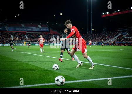 Girona, Spanien. Dezember 2024. Ladislav Krejci (Girona FC) kontrolliert den Ball bei einem Spiel der UEFA Champions League zwischen Girona FC und Liverpool FC am 10. Dezember 2024 im Estadi Municipal de Montilivi in Girona, Spanien. Foto: Felipe Mondino/SIPA USA Credit: SIPA USA/Alamy Live News Stockfoto